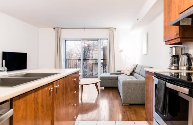 Charming & Cozy Loft with Rooftop Access & AC
