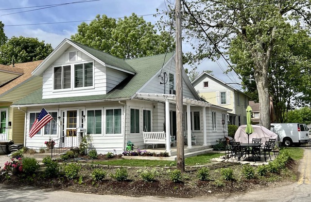 Beautiful Cottage Near the Lakefront Path and Downtown