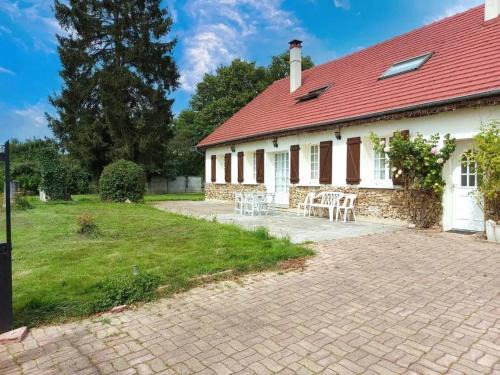 Maison spacieuse avec piscine à La Bazoche-Gouet