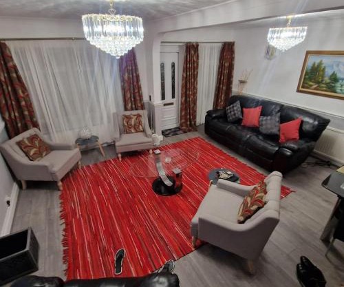 5 Bedroom Luxury Home with Garden in East London