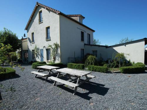 A house suitable for groups and families