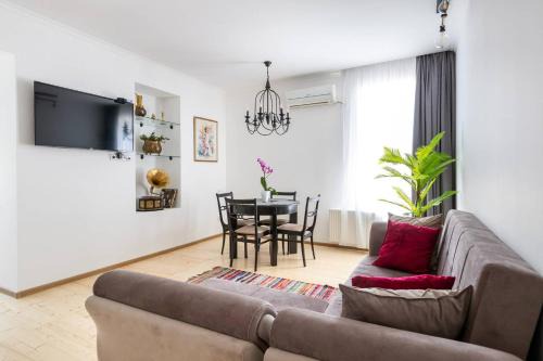 Wehost Apartment behind Opera House