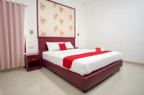 RedDoorz Plus near Pantai Falajawa