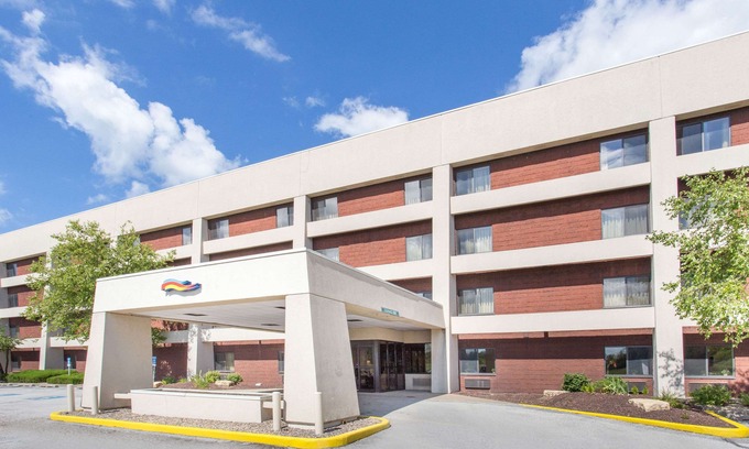 Quad Cities Hotel | Baymont by Wyndham Davenport