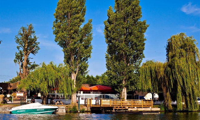 Saint-Pierre-la-Garenne Hotel | Les Canisses