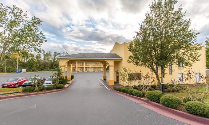 Evergreen Hotel | Econo Lodge Inn & Suites