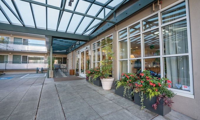 Goose Hollow Hotel | Park Lane Suites & Inn