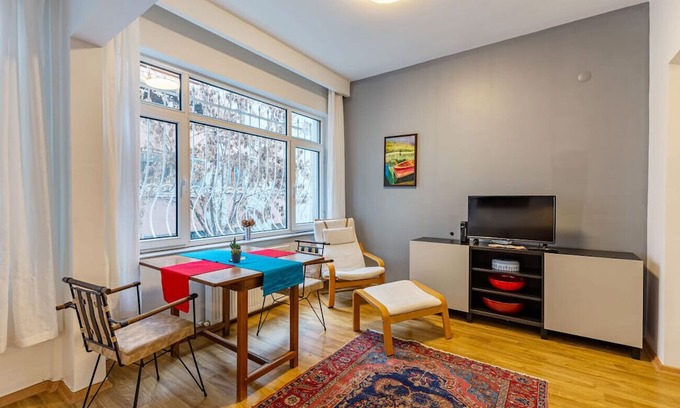 Cihangir Apartment | Vibrant Flat in Cihangir with Central Location