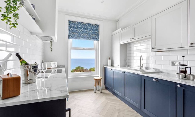 Margate Apartment | Ocean Breeze - Exquisite two-bedroom apartment on the seafront