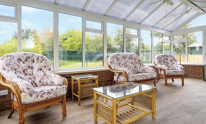 Alford Cottage | The stunning Oak Cottage is set in a beautiful location alongside the park’s fishing lakes.