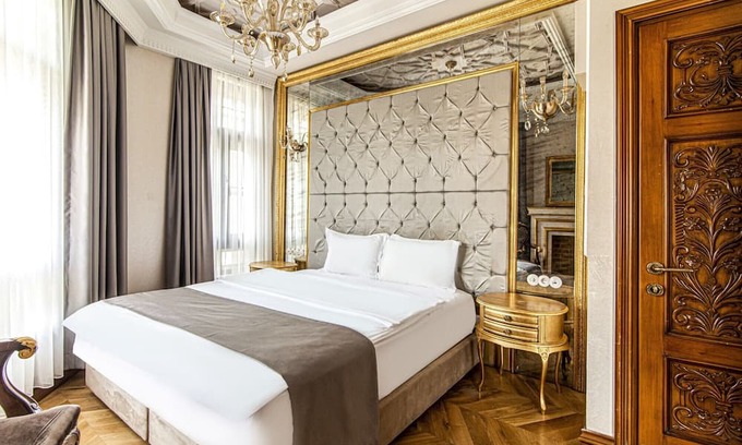 Beylerbeyi Apartment | Studio w Garden in Historic Mansion in Beylerbeyi
