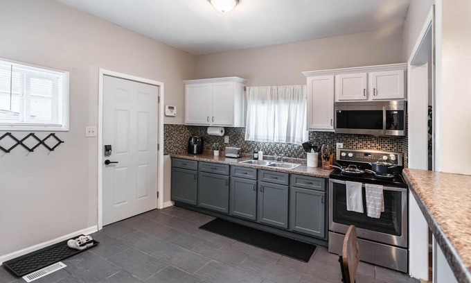 Indianapolis House | King Bed! 5 min to Fountain Square/Colts Stadium