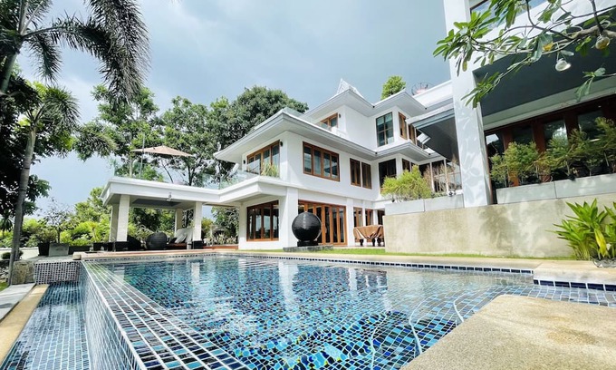 North Pattaya Villa | Yizen Beachfront Seaview Villa Wongamat Beach
