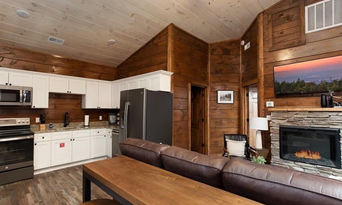 Pigeon Forge Cabin | Walk2DowntownPF/GasFirepit/Waterfront