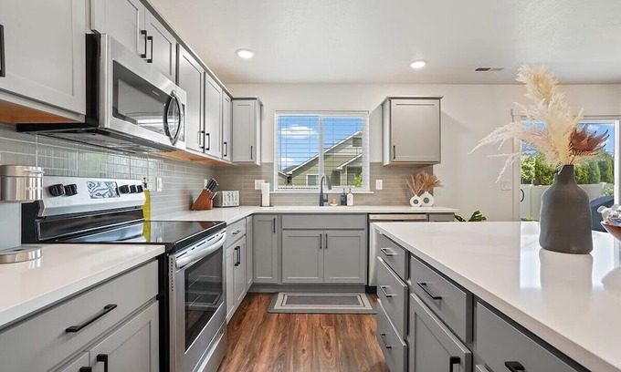 Meridian House | Luxurious Family Oasis- Ping pong, BBQ, huge yard