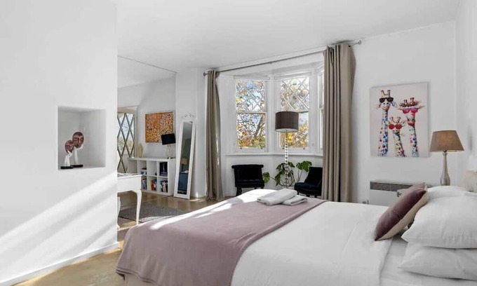 St Kilda Apartment | Spacious St Kilda Escape - City Views