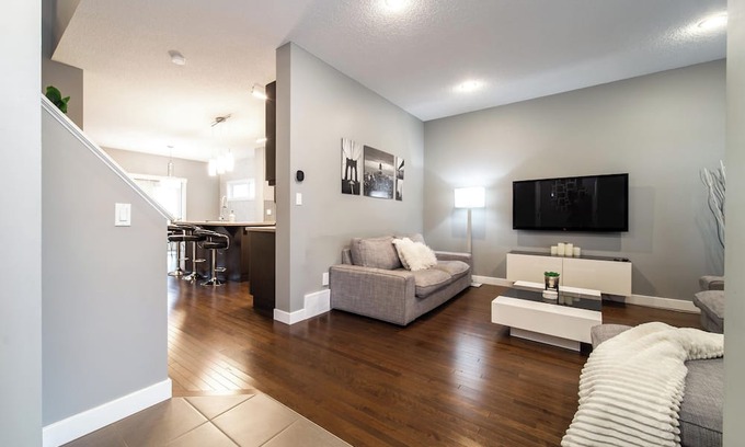 West Edmonton House | New-Spacious & Cozy Family home-4Bdrm-WEM-AC-PATIO