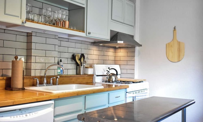Whittier House | Denver’s Ultimate Getaway! Cozy one bed with big yard! Pet friendly!