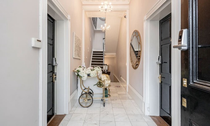 Canary Wharf House | Gated Mansion House with 6 Apartments over looking Canal with Parking & Hot Tubs