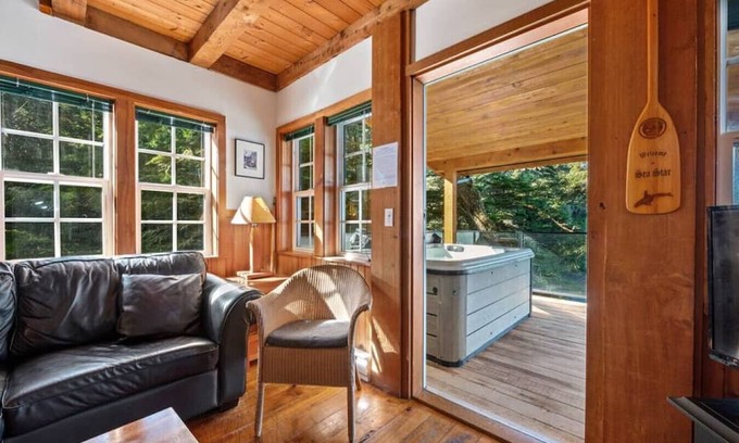 Ucluelet Cabin | Sea Star Endearing Oceanside House with Hot Tub in UkeeTub