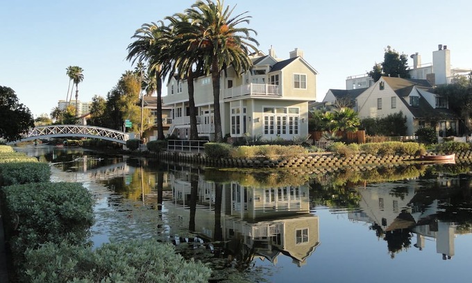 Venice House | Adorable beach cottage with Patio and Carport, Pet friendly