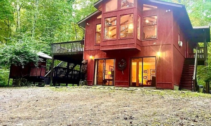 Berkeley Springs Cabin | Escape to the Woods & stay in this gorgeous 4 bdr, 3 bth, Mountain cabin