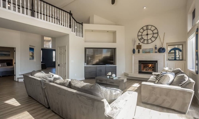 Discovery Bay House | Waterfront home w/ private dock, pool & jacuzzi