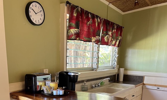 Hilo House | Hale Ponahawai - Charming Hilo Retreat