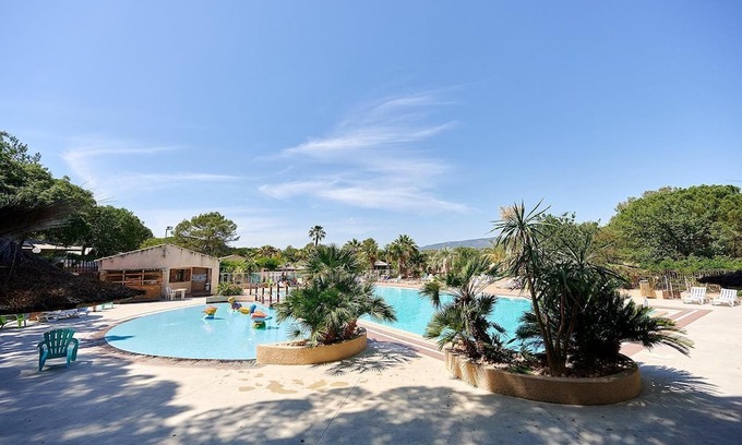 Roquebrune-sur-Argens Ski Chalet | Luxe 5 Pers. Villatent at family campsite Leï Suves on the beautiful Côte d’Azur