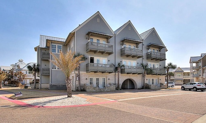 Cinnamon Shore Condo | Customized Condo w/ Designer Details@Cinnamon Shore w/ Great Amenities!