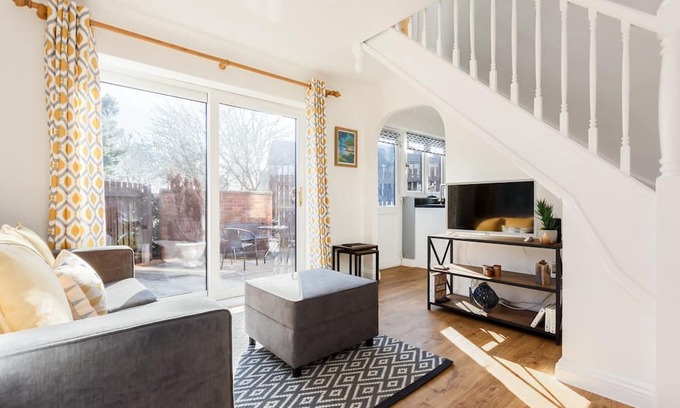 Poole Apartment | Fantasea - a house that sleeps 3 guests in 2 bedrooms