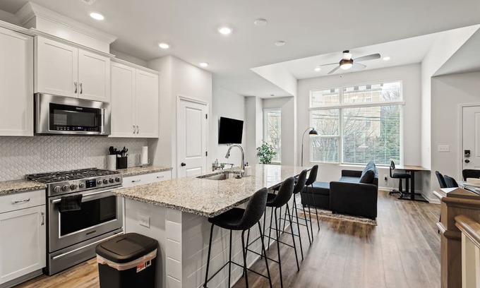 Charlotte House | King 3BR Townhouse in Camp North End