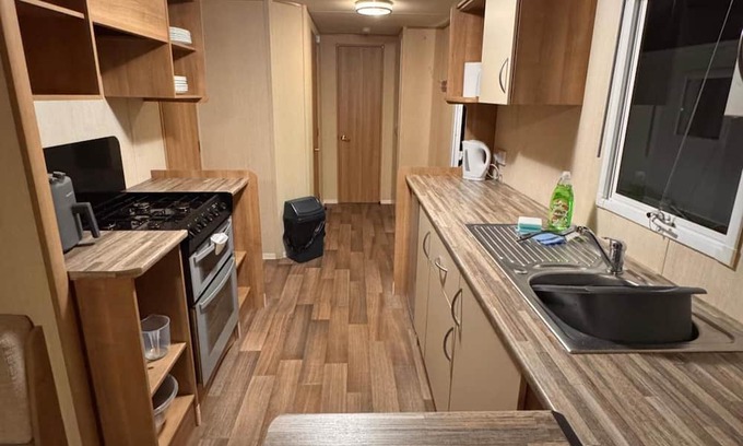 Towyn Ski Chalet | 2 Bed Caravan - Sleeps 6 - Pet Friendly, Parking