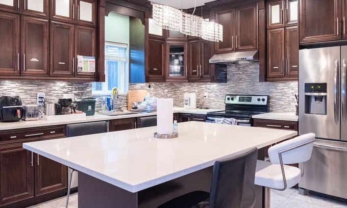 Burnaby House | Newly Listed Central Suite near Skytrain