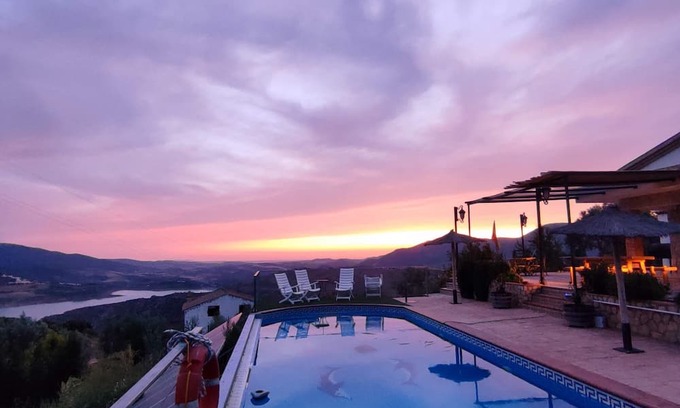 El Gastor Cottage | House with views of the mountains and the reservoir, with fireplace and saltwater pool