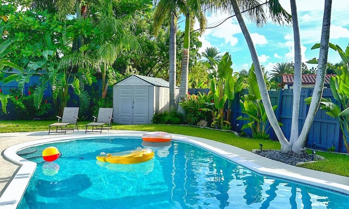Wilton Manors Villa | 🌴VILLA PARAÍSO🌴 pool grill fenced backyard beach dog park