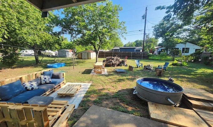 East Congress House | LOCATION LOCATION LOCATION! Austin home w/ Pool, FULLGYM, IceBath & PaddleBoards