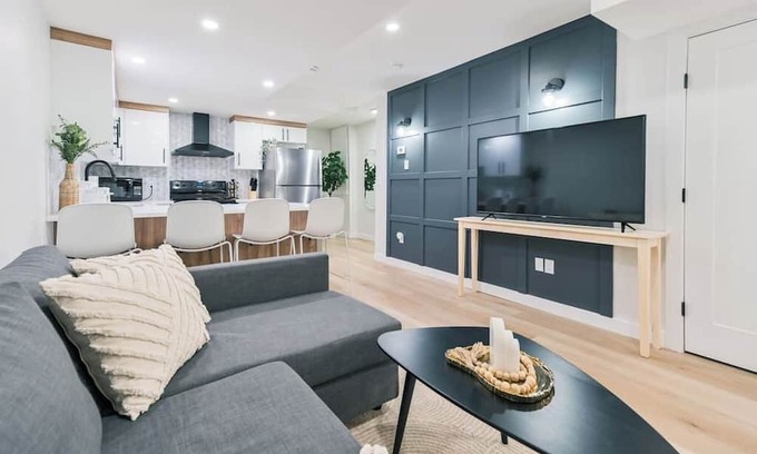 Calgary House | 10 Guests | Mins to Airport | King Bed | Dbl Grg