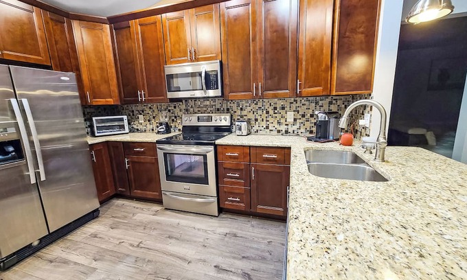 Greater Northdale House | Tampa Haven for Healthcare Pros - Cozy Room with A/C & Free WiFi & work space