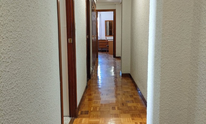 Romareda House | Tranquil 4-bedroom apartment with WiFi in Zaragoza