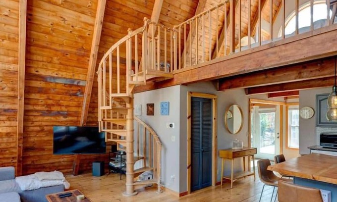 Shohola Cabin | CHARMING A-FRAME CABIN BY THE LAKE w/FULL AMENITIES, PET/FAMILY FRIENDLY!