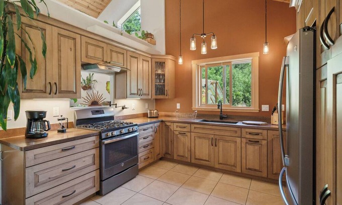 Freestone House | Compass Rose Reserve