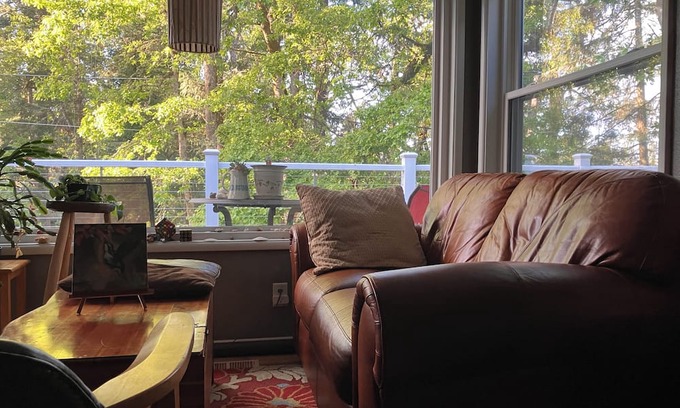 Western House | Quiet and Convenient Home Amongst the Trees