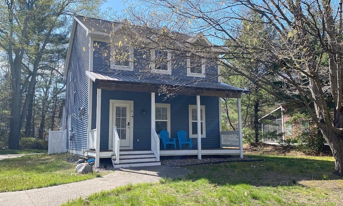 South Haven House | Charming house four blocks from Lake MI, with screened porch, yard games, & AC