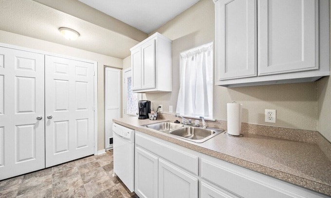 Cherry Street Apartment | Spacious 2/1 BR near Downtown Tulsa!