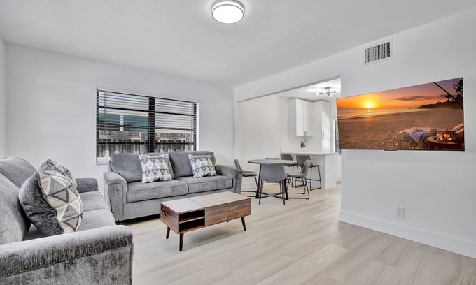 Tarpon River House | Sleek 2BR/2BA Home Near Downtown