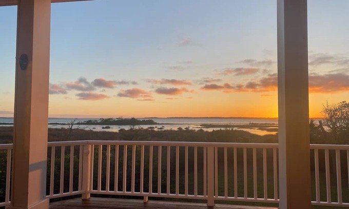 Harkers Island House | Waterfront home near Cape Lookout with boat access on Harkers Island!