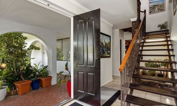 Dianella House | YoucomeAu Youth hostel comfortable two-story building with a swimming pool.