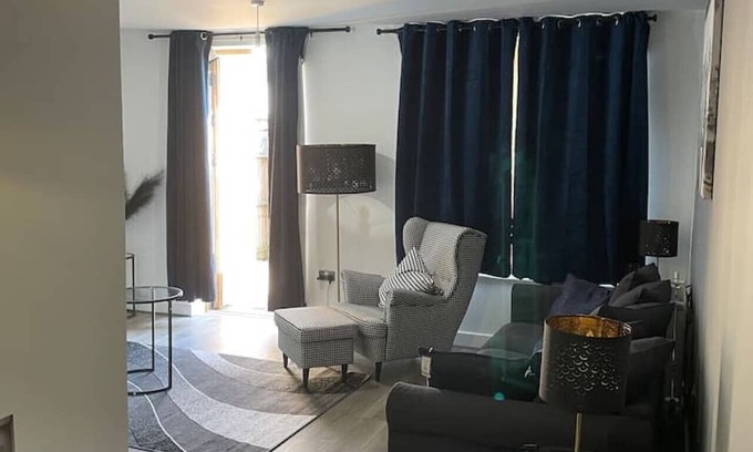 Dagenham House | The Platform - 2 Bed House + Free Parking