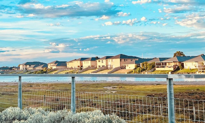 Sanctuary Lakes Villa | Point Cook Landmark Coastal Wetland Park Villa Free Parking and Wi-Fi